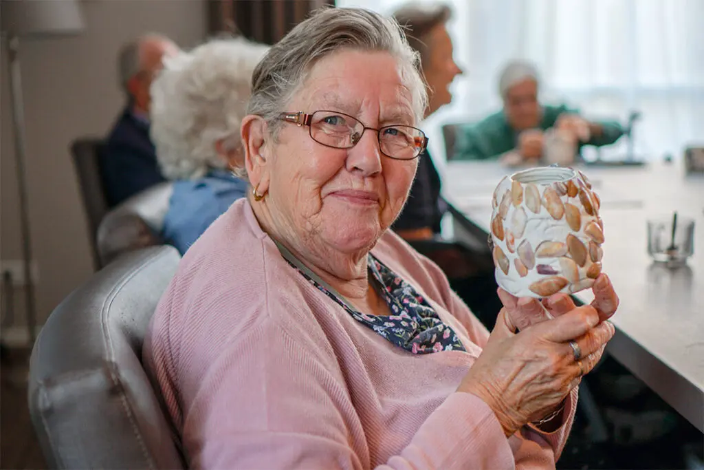 Een mevrouw met dementie heeft een kunstwerk gemaakt. Omgaan met dementie kan op creatieve manieren.