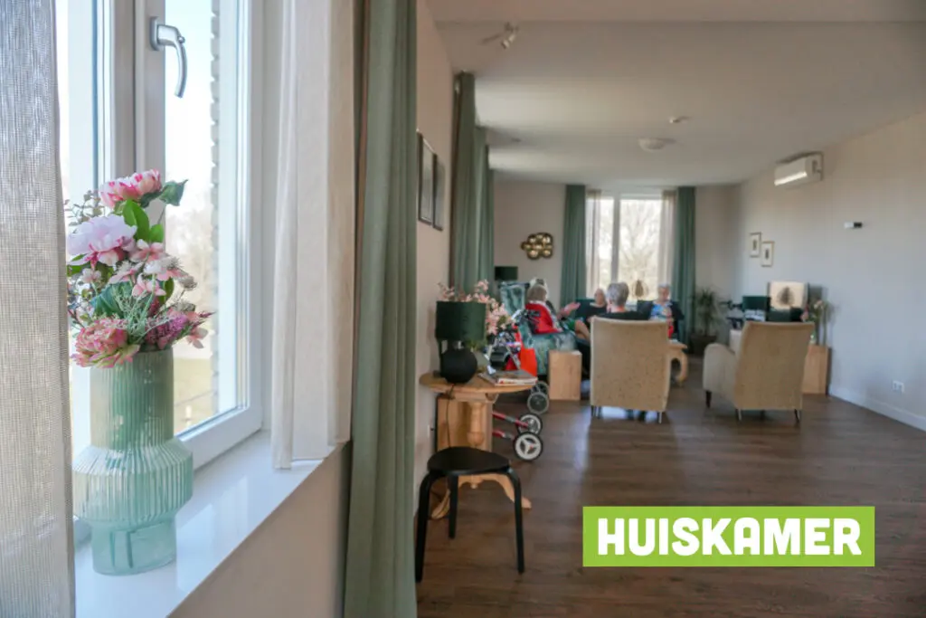 Een foto van de gezellige en knusse inrichting van Het Ravelijnhuis waar mensen met dementie kleinschalig wonen, anders dan in een verzorgingshuis