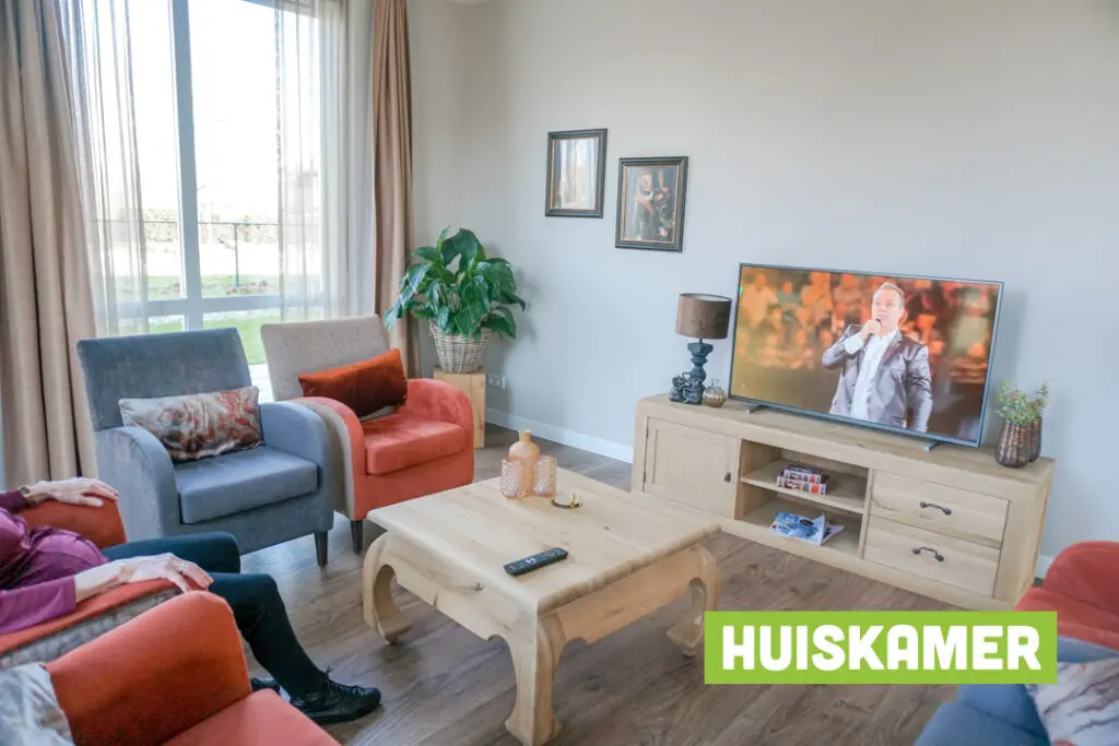 Een foto van de gezellige en knusse inrichting van Het Ravelijnhuis waar mensen met dementie kleinschalig wonen, anders dan in een verzorgingshuis
