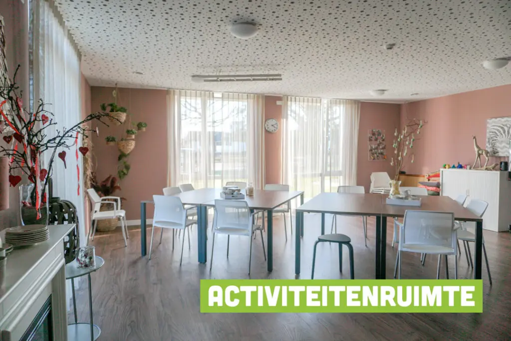 Een foto van de gezellige en knusse inrichting van Het Ravelijnhuis waar mensen met dementie kleinschalig wonen, anders dan in een verzorgingshuis