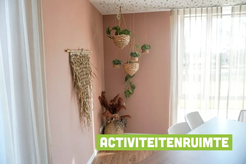 Een foto van de gezellige en knusse inrichting van Het Ravelijnhuis waar mensen met dementie kleinschalig wonen, anders dan in een verzorgingshuis