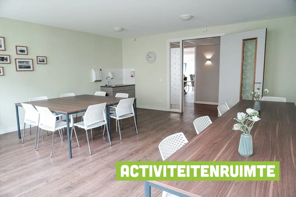 Oudere bewoners samen koffie drinken aan keukentafel kleinschalige woonvorm Het Jasmijnhuis, Jasmijnstraat, Ridderkerk