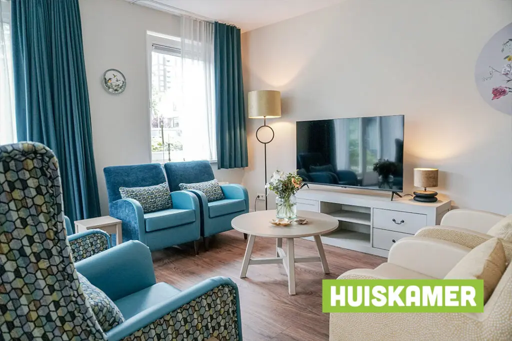 Huiselijke sfeer studio bewoner met dementie eigen meubels Het Jasmijnhuis, Jasmijnstraat, Ridderkerk