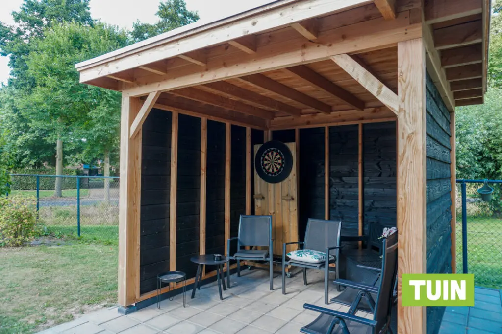 Een overkapping met dartbord voor de heren van Het Zanddonkhuis