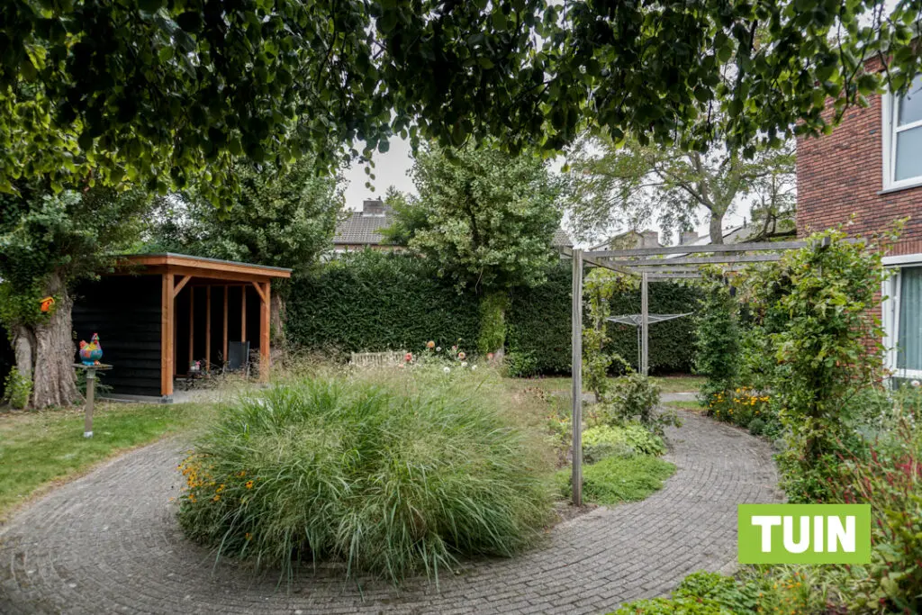 De tuin van Het Beatrixhuis staat mooi in bloei. Kleinschalig wonen voor mensen met dementie