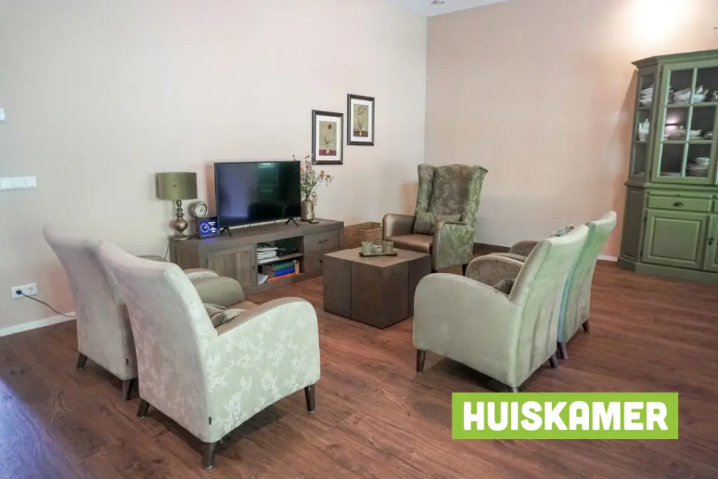 Sfeerimpressie van de woonkamer van kleinschalige zorglocatie Het Zanddonkhuis in Beuningen