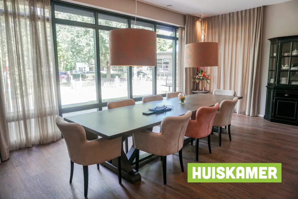 Sfeerimpressie van de woonkamer van kleinschalige zorglocatie Het Zanddonkhuis in Beuningen