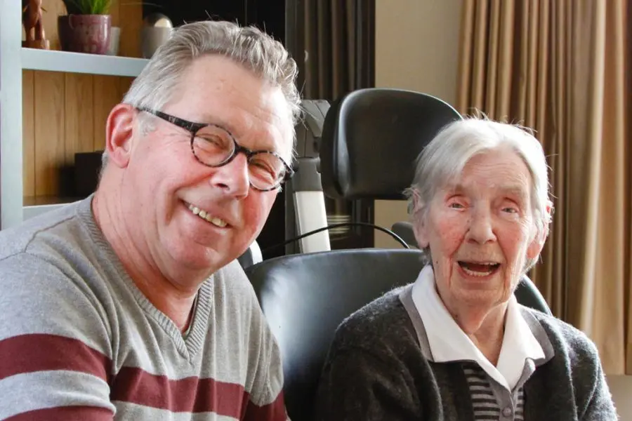 Paul Ververda over zijn moeder in Het Venenhuis 1 Paul samen met zijn moeder met dementie lachend naar de camera in Het Venenhuis in Deventer