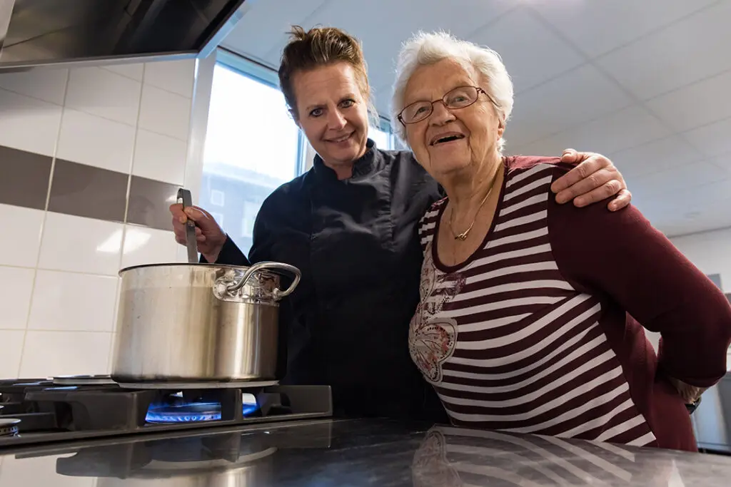 Anja is Kok bij Dagelijks Leven en staat samen met een bewoonster in de keuken