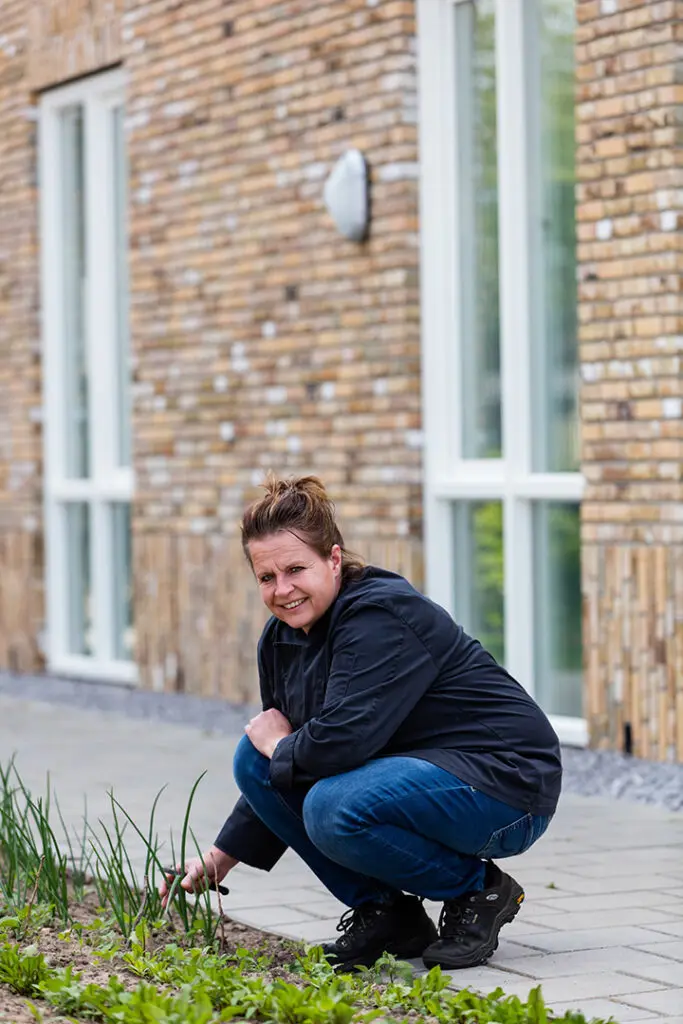 Anja is kok bij Dagelijks Leven en plukt groenten uit de moestuin van de locatie om hier vers mee te koken