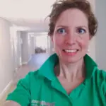 Wendeline Roest in haar Dagelijks Leven tenue, ze werkt als verpleegkundige