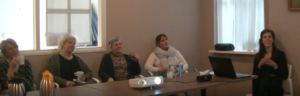 Ouderenpsycholoog bekijkt samen met het zorgteam de beelden tijdens een VIO-feedbackbijeenkomst