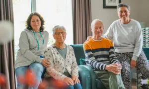 Echtpaar met dementie dat samenwoont in de echtparenstudio van dagelijks Leven samen met hun twee dochters in de huiskamer