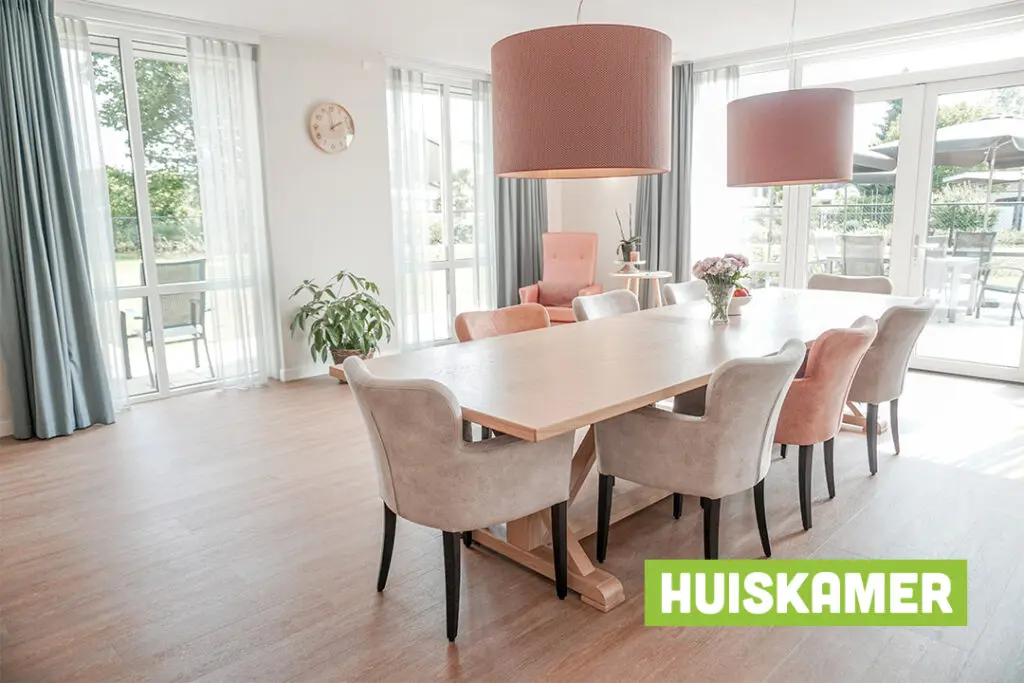 Sfeerimpressie van de tv hoek in de kleinschalige zorgvilla Het Elderomhuis