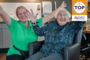 Een blije zorgmedewerker en een blije bewoner van Dagelijks Leven: we staan in de Zorgkaart Top 2021!