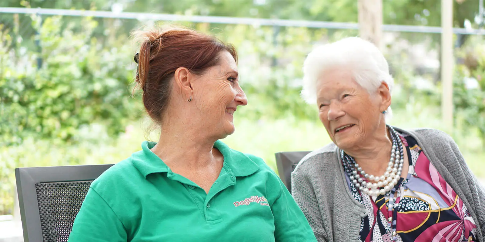Verpleegkundige in Soest met bewoner met dementie, kleinschalige woonzorg bij Dagelijks Leven.
