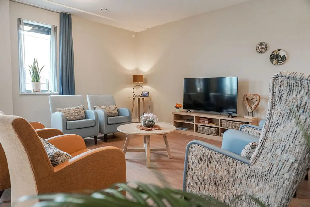 De tv hoek van Het Buitenvestehuis, een kleinschalige zorglocatie voor mensen met dementie