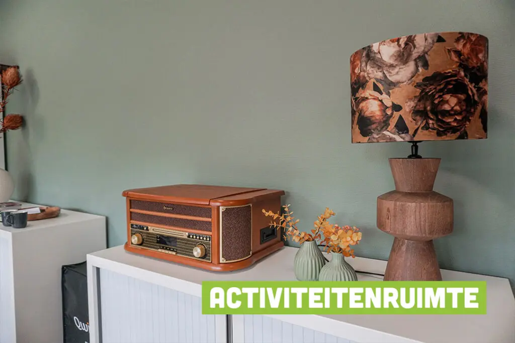 Oude radio in de activiteitenruimte van Het Buitenvestehuis, dementiezorg