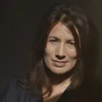 Portretfoto van Anne-Mei The, die in haar nieuwe gastblog pleit voor meer visie en beleid rondom mantelzorg bij dementie.