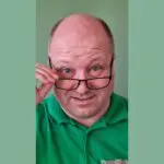 Blogger Pieter kijkt over zijn bril de camera in. Hij blogt over vrijwilligers en verwanten, en hoe onmisbaar zij zijn.