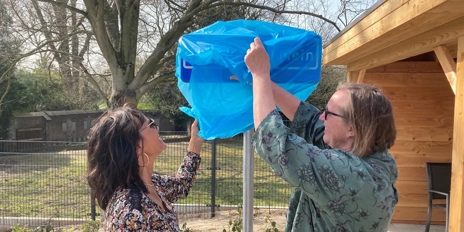 Opstartmanager Mario Goertz onthuld samen met locatiemanager Marlies haar eigen plein in de tuin van Het Ruremundehuis in Roermond.