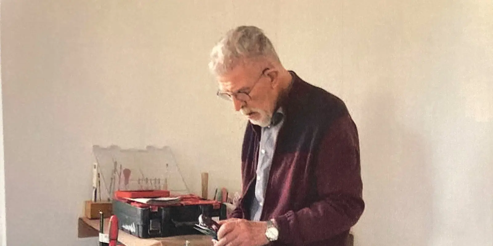 Hub Janssen maakt als kunstenaar de mooiste beeldhouwwerken. Op de foto is hij aan het werk in zijn atelier in Het Leijgraafhuis in Cuijk, kleinschalige woonzorglocatie voor mensen met dementie.