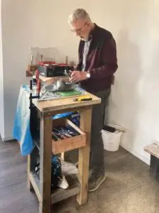 Hub Janssen maakt als kunstenaar de mooiste beeldhouwwerken. Op de foto is hij aan het werk in zijn atelier in Het Leijgraafhuis in Cuijk, kleinschalige woonzorglocatie voor mensen met dementie.