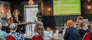 Directeur Jeroen Kleinjan van Dagelijks Leven besprak tijdens een rondetafelgesprek het regiemodel met betrokken instanties en organisaties als het ministerie van Volksgezondheid, Welzijn en Sport, de Nederlandse Zorgautoriteit, Actiz, Vilans, zorgkantoren en -verzekeraars.