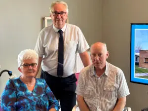 Op de foto de mensen van de kerk in Emmen, die wekelijks een kerkdienst verzorgen voor de bewoners van Het Rietveldhuis in Emmen, een kleinschalige woonzorglocatie voor mensen met dementie.