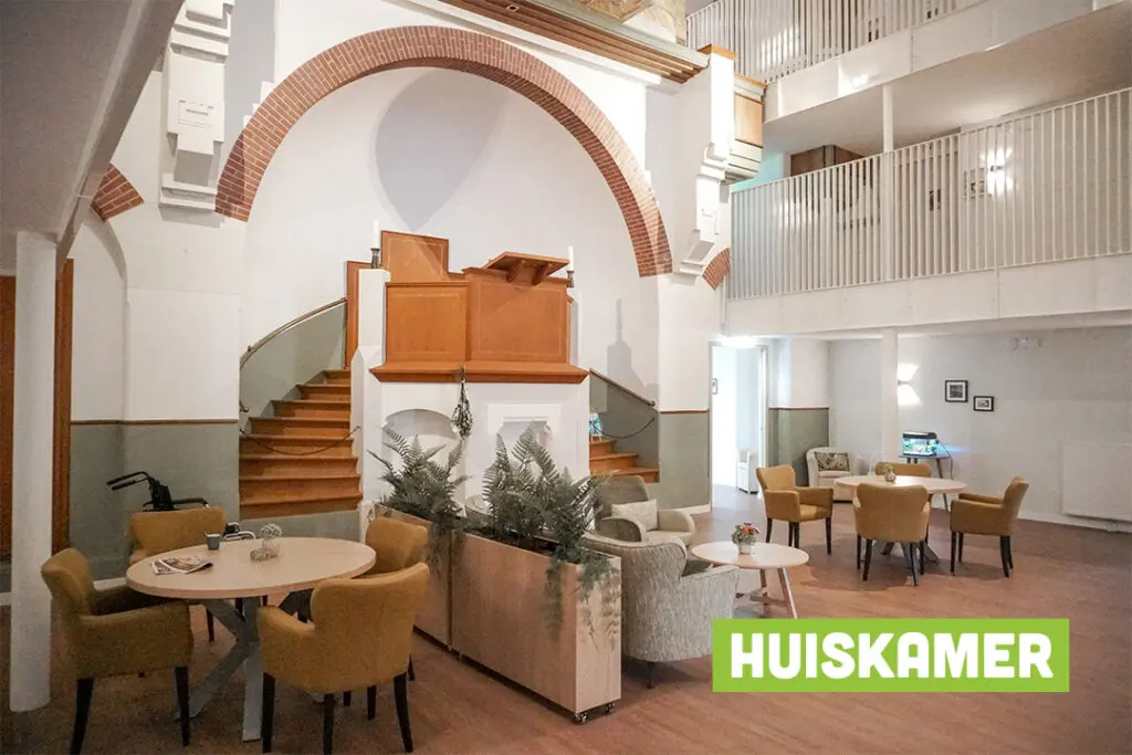 Een foto van de gezellige en knusse inrichting van Het Oosterkerkhuis waar mensen met dementie kleinschalig wonen, anders dan in een verzorgingshuis