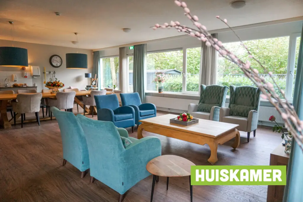 Een foto van de gezellige en knusse inrichting van Het Socrateshuis waar mensen met dementie kleinschalig wonen, anders dan in een verzorgingshuis