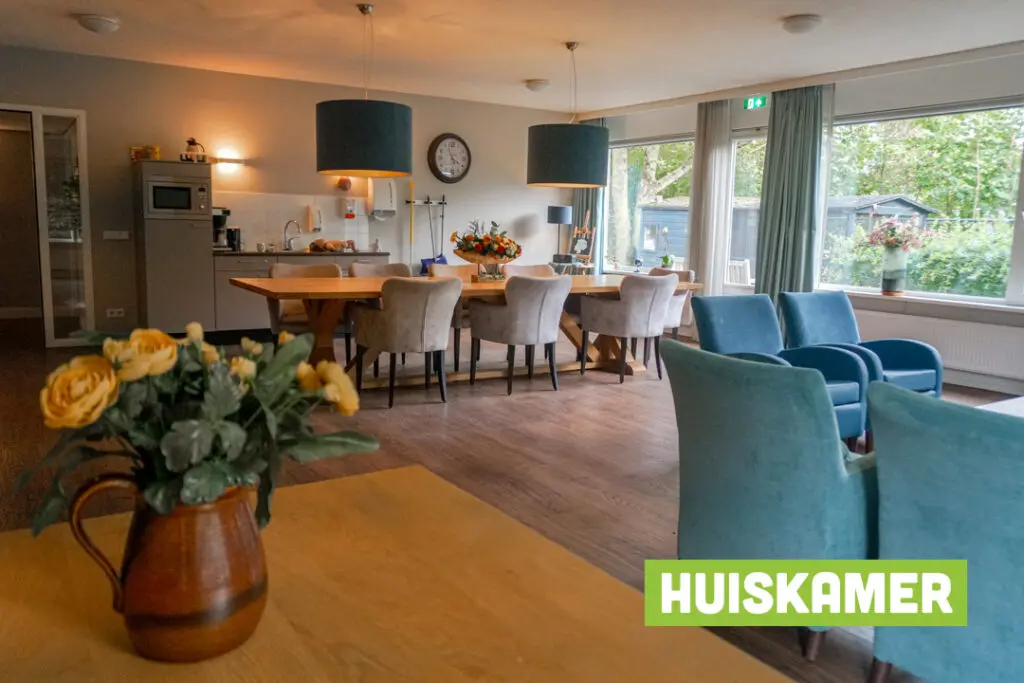 Een foto van de gezellige en knusse inrichting van Het Socrateshuis waar mensen met dementie kleinschalig wonen, anders dan in een verzorgingshuis