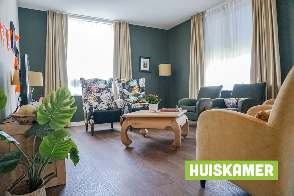 Een foto van de gezellige en knusse inrichting van Het Zuiderparkhuis waar mensen met dementie kleinschalig wonen, anders dan in een verzorgingshuis