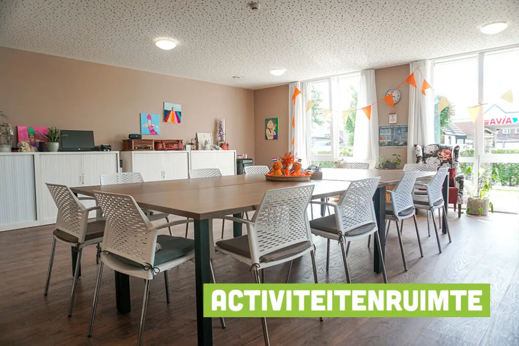 Een foto van de gezellige en knusse inrichting van Het Zuiderparkhuis waar mensen met dementie kleinschalig wonen, anders dan in een verzorgingshuis