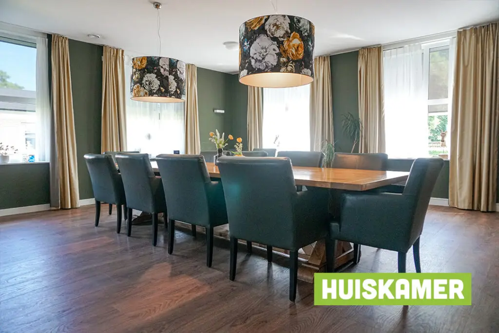 Een foto van de gezellige en knusse inrichting van Het Zuiderparkhuis waar mensen met dementie kleinschalig wonen, anders dan in een verzorgingshuis