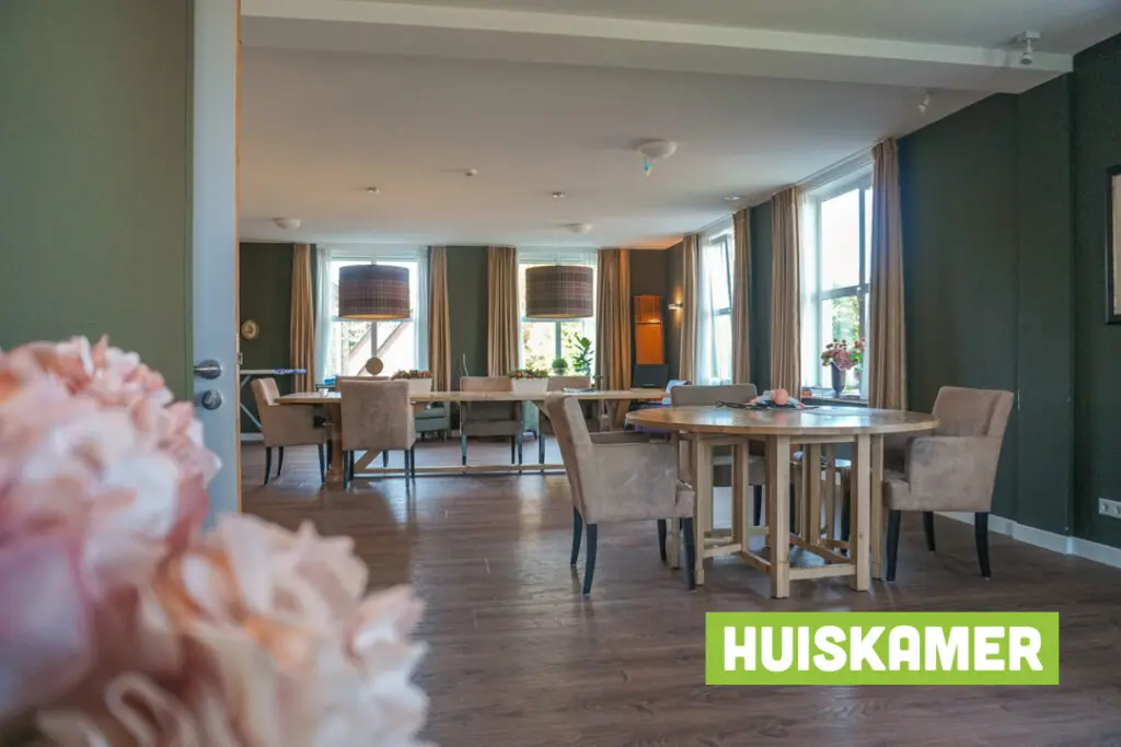 Een foto van de gezellige en knusse inrichting van Het Markiezaathuis waar mensen met dementie kleinschalig wonen, anders dan in een verzorgingshuis