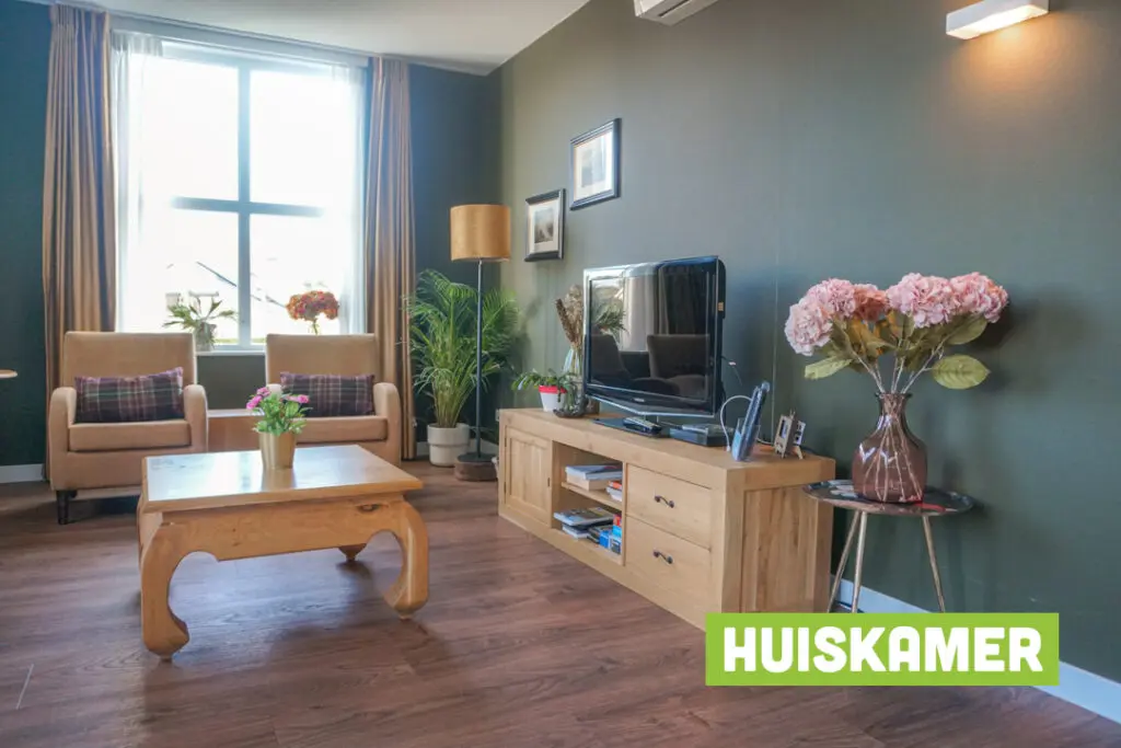 Een foto van de gezellige en knusse inrichting van Het Markiezaathuis waar mensen met dementie kleinschalig wonen, anders dan in een verzorgingshuis