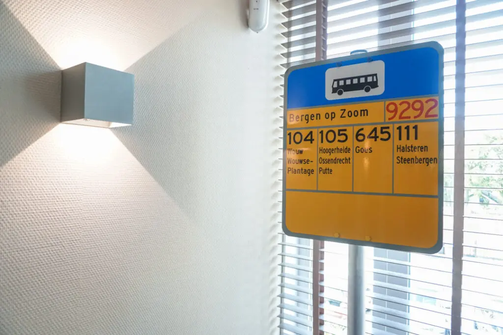 Een foto van de gezellige en knusse inrichting van Het Markiezaathuis waar mensen met dementie kleinschalig wonen, anders dan in een verzorgingshuis