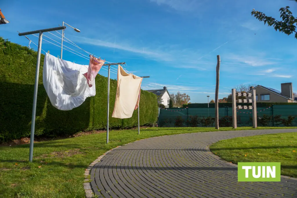 Een foto van de tuin van Het Markiezaathuis van Dagelijks Leven waar mensen met dementie kleinschalig en betaalbaar wonen in een particuliere zorginstelling