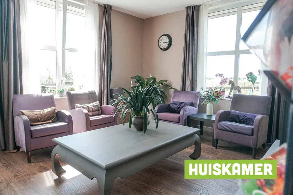 Een foto van de gezellige en knusse inrichting van Het Westpolderhuis waar mensen met dementie kleinschalig wonen, anders dan in een verzorgingshuis
