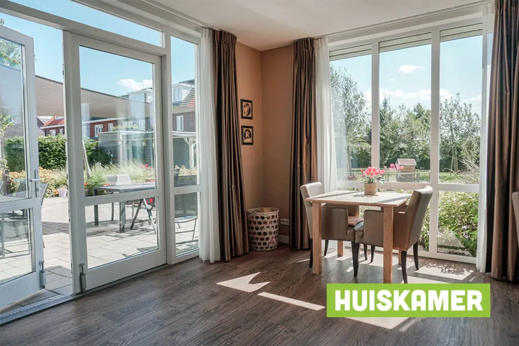 Een foto van de tuin van Het Westpolderhuis van Dagelijks Leven waar mensen met dementie kleinschalig en betaalbaar wonen in een particuliere zorginstelling
