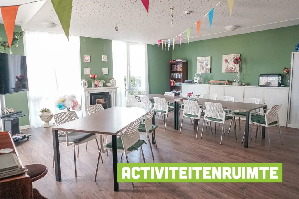 Een foto van de gezellige en knusse inrichting van Het Westpolderhuis waar mensen met dementie kleinschalig wonen, anders dan in een verzorgingshuis
