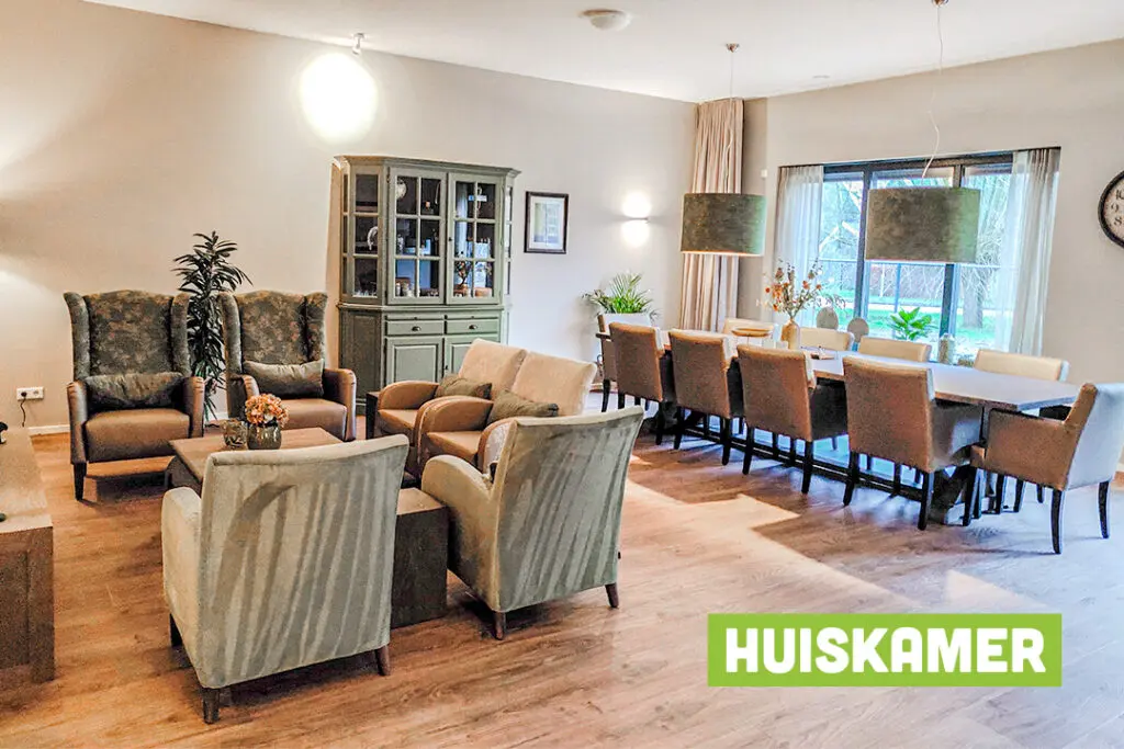 Een foto van de gezellige en knusse inrichting van Het Zanddonkhuis waar mensen met dementie kleinschalig wonen, anders dan in een verzorgingshuis