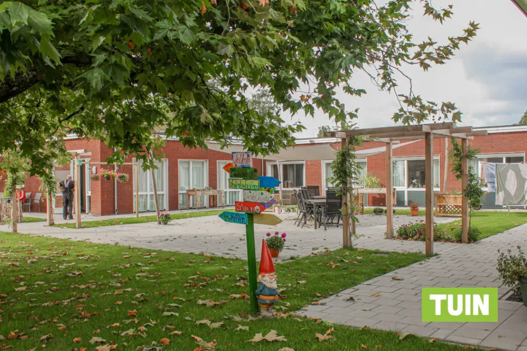 Een foto van de tuin van Het Zanddonkhuis van Dagelijks Leven waar mensen met dementie kleinschalig en betaalbaar wonen in een particuliere zorginstelling