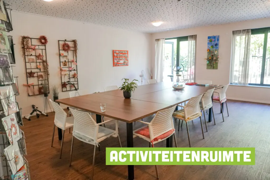 Een foto van de gezellige en knusse inrichting van Het Zanddonkhuis waar mensen met dementie kleinschalig wonen, anders dan in een verzorgingshuis