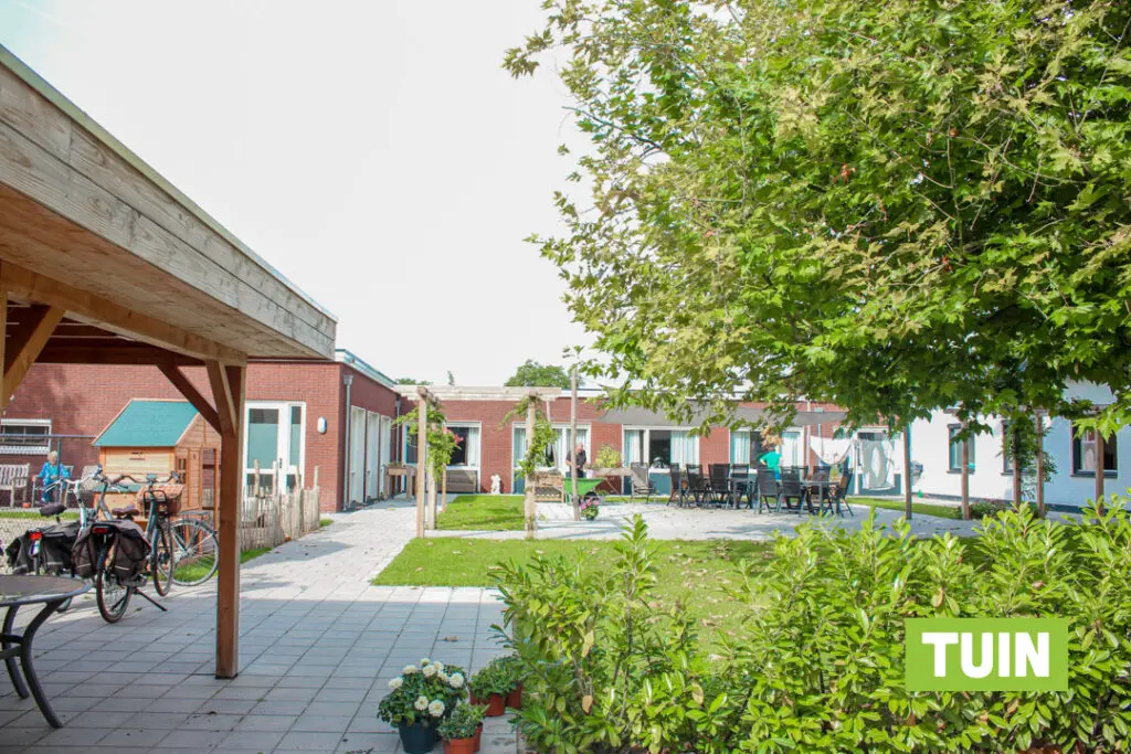 Een foto van de tuin van Het Zanddonkhuis van Dagelijks Leven waar mensen met dementie kleinschalig en betaalbaar wonen in een particuliere zorginstelling