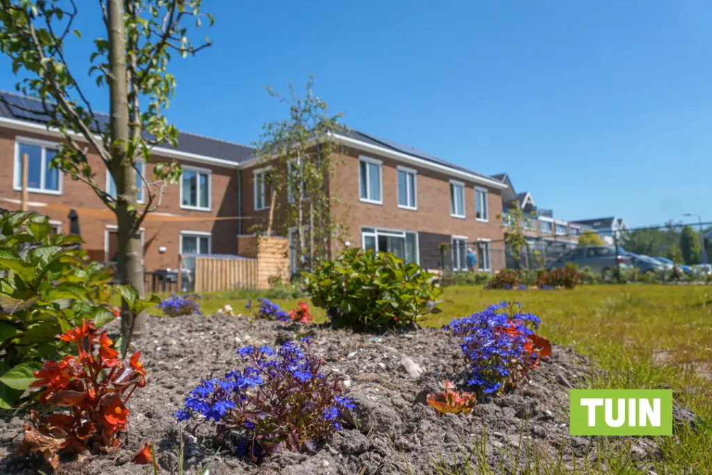 Een foto van de tuin van Het Snijdelhuis van Dagelijks Leven waar mensen met dementie kleinschalig en betaalbaar wonen in een particuliere zorginstelling