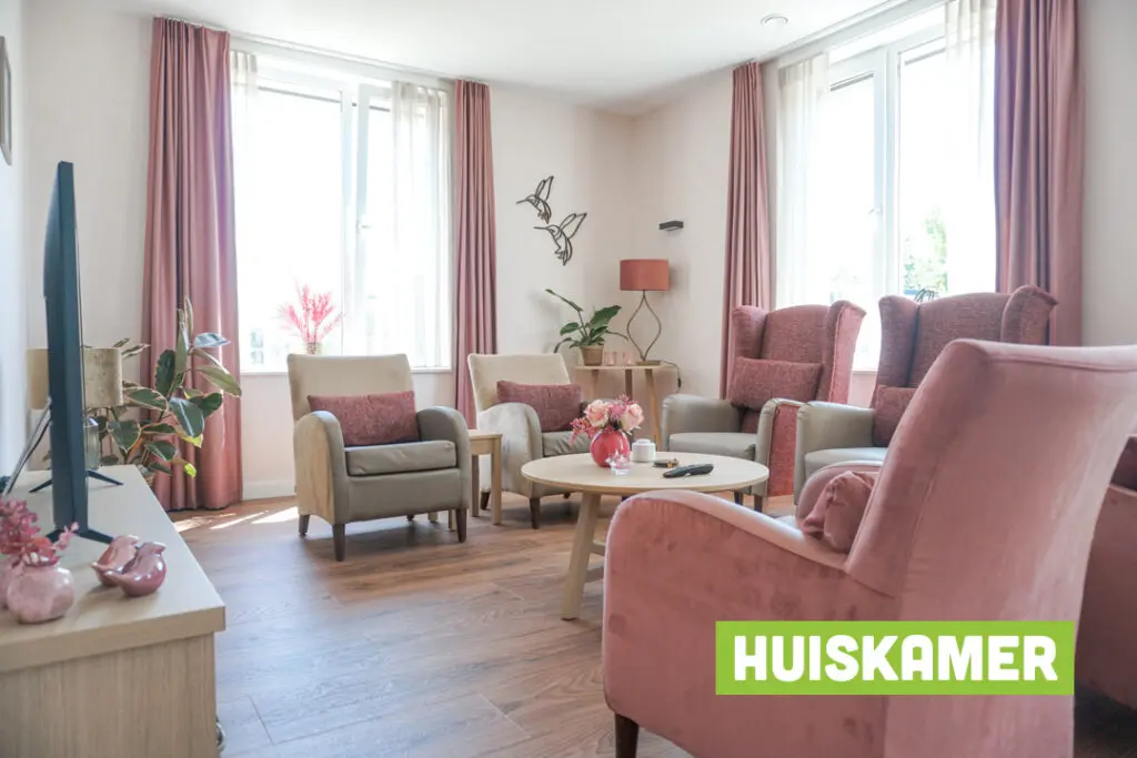 Een foto van de gezellige en knusse inrichting van Het Snijdelhuis waar mensen met dementie kleinschalig wonen, anders dan in een verzorgingshuis