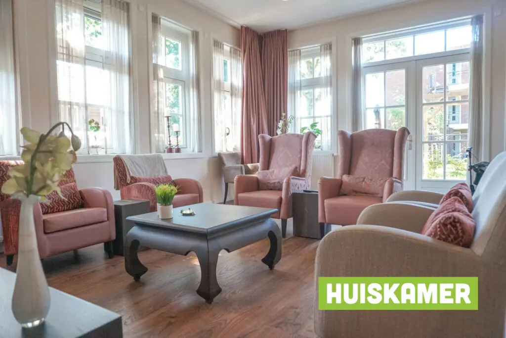 Een foto van de gezellige en knusse inrichting van Het Langenlindenhuis waar mensen met dementie kleinschalig wonen, anders dan in een verzorgingshuis