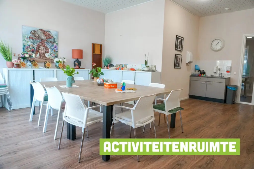 Een foto van de gezellige en knusse inrichting van Het Langenlindenhuis waar mensen met dementie kleinschalig wonen, anders dan in een verzorgingshuis